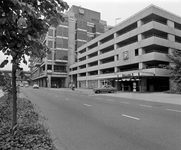 84222 Gezicht op de parkeergarage Rijnkade (Rijnkade 9) te Utrecht, uit het zuiden. Links het warenhuis Vroom & ...